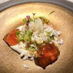 AMOUR - ズワイガニ、比内自撮りのコンソメジュレなど。
      雪のようにかかっているのはカリフラワーをおろしたもの*\(^o^)/*