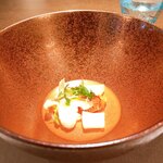 AMOUR - 深いお皿の底には、トマトのフラン(茶碗蒸しのようなもの)と百合根。これからオマールのビスクが注がれます