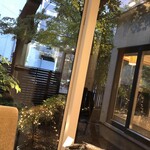 AMOUR - ウェイティングルームから見たお庭。12時からのランチ。なんと4時ごろまでいたので外はもう暗くなっています。びっくり