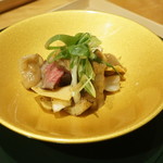 淡 如雲 - 料理写真:千鳥酢やナンプラーなど三種の酢で締めたサーロイン、青カビチーズと白味噌を合わせたソース