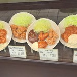 南蛮食堂 - 店頭のメニューサンプル、もも肉やむね肉一枚揚げなど選べるチキン南蛮の他、デミバーグやからあげ、キーマカレーまで（その1）