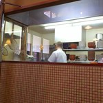 はまんど - 厨房はガラス張り（はまんど店主　盛　敏彰氏と思われる後姿）