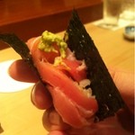 寿し芳 - トロの手巻き握り