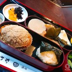 甘味 おかめ - 甘辛弁当　おはぎはあんこ、ごま、きなこから選べます　私はきなこ～♪