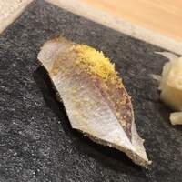 鮨 ばんど - 春子鯛の黄味酢朧漬け。詞と酢が良い塩梅。朧には刻んだ黄柚子を含みます