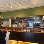 Casa del cibo - 店内は明るく開放的な雰囲気。厨房からは食欲を唆るニンニクの芳ばしい香りが漂う。