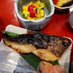 Suzunami Honten Zendokoro - 鈴波定食(本日の焼魚:鰆)1430円。