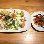 カスターニエ　軽井沢ローストチキン - シーザーサラダ、スモークサーモンのバルサミコソース。