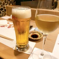 うを徳 - 乾杯の生ビールとグラス白ワイン