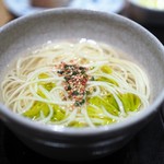 やまぐち - 間人の香箱蟹のハーブサラダ　セモリナ粉を使った三輪そうめん　トマト出汁　オリーブオイル　モズク（そうめん部分）