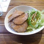 Muu×じゃぱりあ三座布 - ローストポーク丼