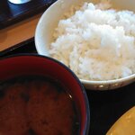ぼんぼり - 味噌汁無料。ごはん百グラム70円。