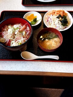 Moura Shokudou - 本日の気まぐれ定食 寒ブリの漬け丼(800円)※ご飯、味噌汁、サラダは食べ放題