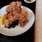 Moura Shokudou - 連れが注文した唐揚げ定食の唐揚げ