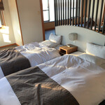 虹と海 - ベットですが、布団も別部屋に敷くこともできますとの事。とにかく部屋の数多いし広い