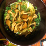 虹と海 - 中島菜のうどん。トッピングも沢山