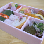 芝寿し - 彩り鮮やかなお弁当です