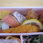 芝寿し - 玉子焼き　トラウト柚餡焼　鶏唐揚げ　エビフライ　菜の花進上