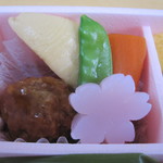 芝寿し - 煮物（桜こんにゃく　竹の子　肉団子　人参　絹さや）