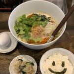 にし森担々麺 780円 + トッピング パクチー＆温泉卵 各100円。