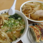 田村屋 - オイラは､手前のワンタンメン