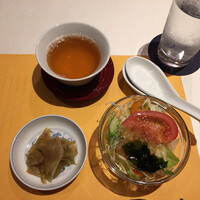 中国料理 四川 - サラダ、搾菜、ジャスミンティー