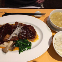 中国料理 四川 - 四川風牛ロースステーキ、スープ、ご飯