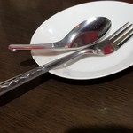 タイ東北モーラム酒店 - やはりタイ料理を食べるときはこの薄っぺらくてチープなスプーンとフォークにかぎる