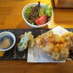 Toriyaki Santori Shokudou - メインのとり唐揚げとサラダ