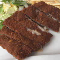 バル デ エスパーニャ ムイ 東京店 - カリッと揚げられたカツレツ。