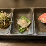 Shungyo Shunsai Marutobi - 【先付】「もずく」「しらす」「仙台牛のたまり寿司」最初の配膳となる、いわゆる「お通し」がこれに当たる。しかし、最早「お通し」などと言うレベルにはないのだ。これは、正しく、懐石料理の【先付】と呼べる品だと言えよう。