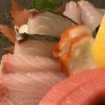 旬魚旬菜まるとび - 「お造りの盛り合わせ」接写。『旬魚旬菜まるとび』の隠れた看板メニューと言っても良かろうか。歯ごたえが自慢の筋肉質のタコ「柳蛸（ヤナギダコ）」は、基本的に生での流通は少ない。これがお造りには毎回提供されてくる。