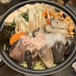 Shungyo Shunsai Marutobi - 「海鮮鍋」上から。鍋が、この価格で品数に 1品 として入ってくること自体驚異的だが、その品が「海鮮鍋」で、溢れんばかりの蛤、白子、牡蠣、蟹と来ては、もう目を瞠る以外に方法はない。何とまあ、素敵な鍋だろう。