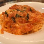 PASTAVOLA - バジルとモツッアレラのトマトパスタ