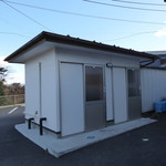 とら食堂 - 駐車場にあるトイレ