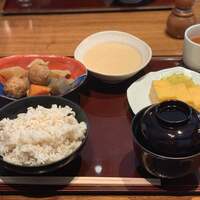 浅草むぎとろ 本店 - むぎとろバイキング（味付けとろろ、むぎごはん、煮物、卵焼き、お漬物、お味噌汁）