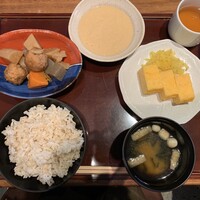 浅草むぎとろ 本店 - むぎとろバイキング（味付けとろろ、むぎごはん、煮物、卵焼き、お漬物、お味噌汁）