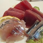 魚虎食堂 - お刺身盛り990円のお刺身アップ