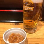 名駅餃子 - 生ビールとお通しのくらげ