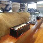 さんくるげ - 今日もカウンター席、味で勝負？調味料達は何も置いてないだす！