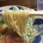 さんくるげ - 麺は平打ち手もみの縮れと思いやすが・・・モチモチだす❗