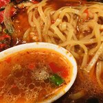 万豚記 - 超辣坦々麺（スープ、麺アップ）