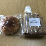 CAFFE GRANO - バナナブレッド　（480円）
                        くるみパン　（100円）