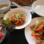 中国レストラン 雪園 - 相棒の「11月 ランチ限定」です。  豚バラ肉とター菜の生姜炒め、鮟鱇のチリソースかけ、鴨肉と彩りサラダ、胡麻団子、魚のお粥、漬物、スープ。