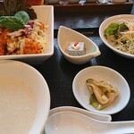 中国レストラン 雪園 - わたしの「日替わりランチ」です。油淋鶏、野菜サラダ、魚のお粥、搾菜、スープ、胡麻のムース。