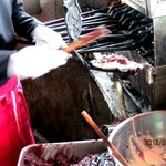 仲屋たいやき店 - 相変わらず見事な手捌き！(2012,03/04)