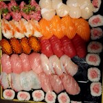 ロピア 柏コジマ店 - ネタは10種、持って帰るときに出来た隙間に、ロピア寿司コーナーのネギトロ巻き埋めた