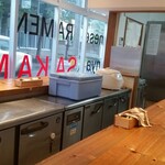 麺屋 坂本01  - カウンター席から厨房へ