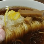 麺屋 坂本01  新潟駅前店 - おろし玉ねぎの上に
                                ゆずがたっぷり