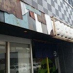 麺屋 坂本01  - 外観
      新しい店なのに錆びた感じ…